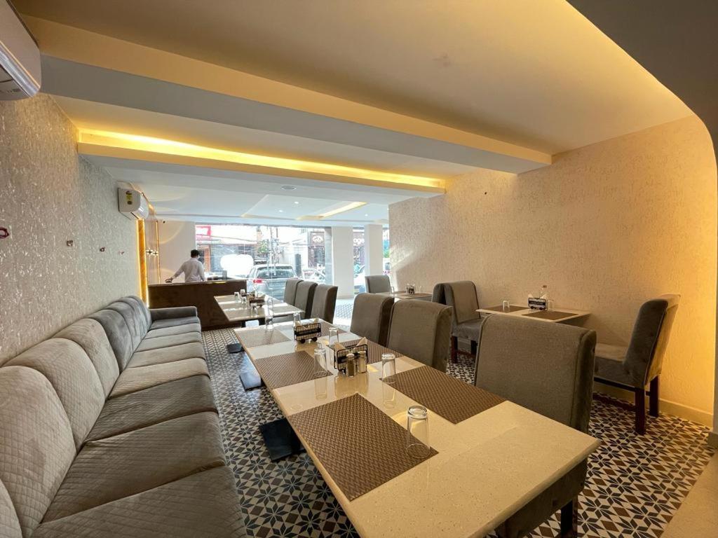 Hotel Santoor Varanasi Exterior photo