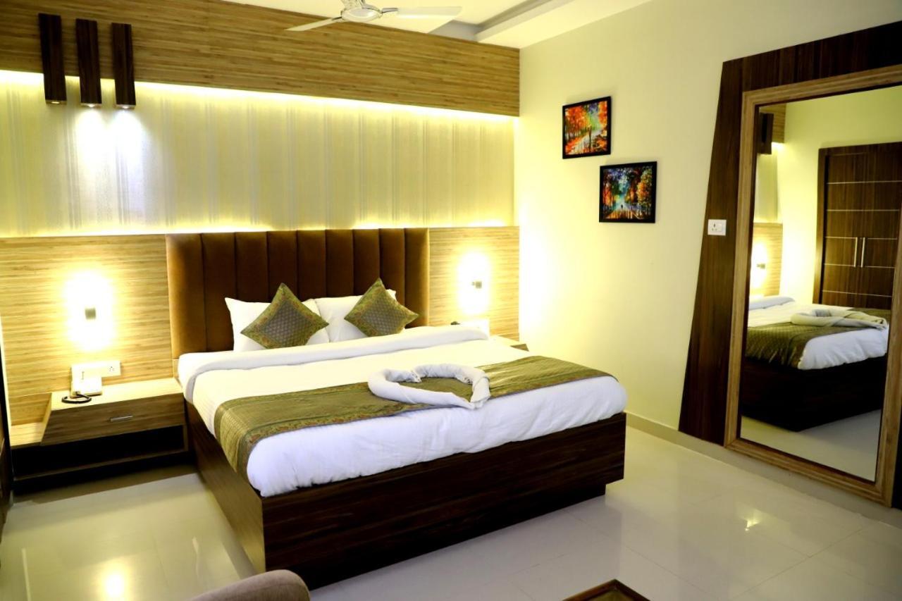 Hotel Santoor Varanasi Exterior photo